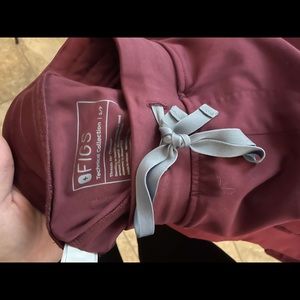 Catarina One-Pocket Scrub Top size small 

Zamora Jogger Scrub Pants size small